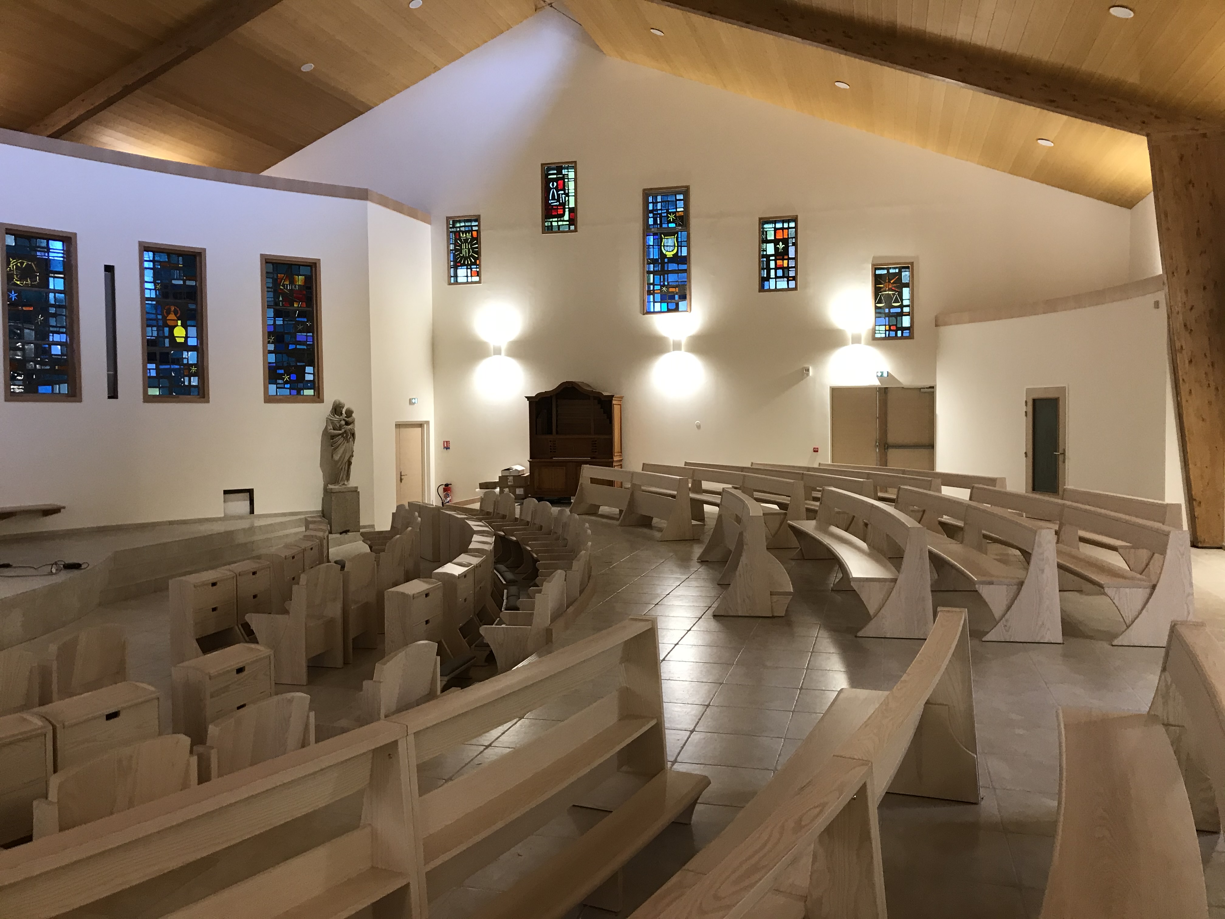 Am�nagement de l'�glise � Thiais ambon,prie-Dieu et bancs cintr�  grand confort,bancs avec agenouilloirs ,