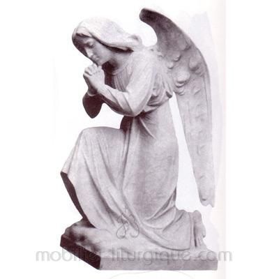 Un ange sur une tombe : Statues : Cimetières : Cimetière du Père