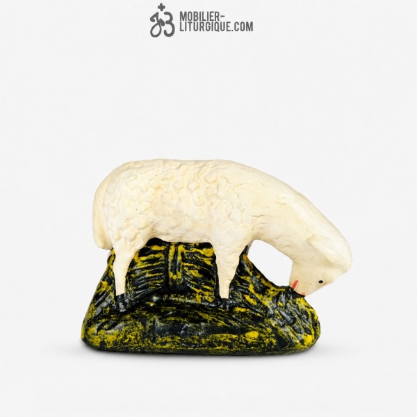 Animal de la cr�che : Mouton broutant, en pl�tre color�