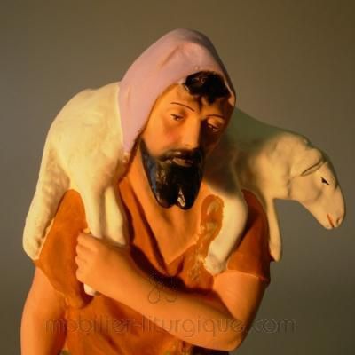 Berger portant un mouton sur ses épaules