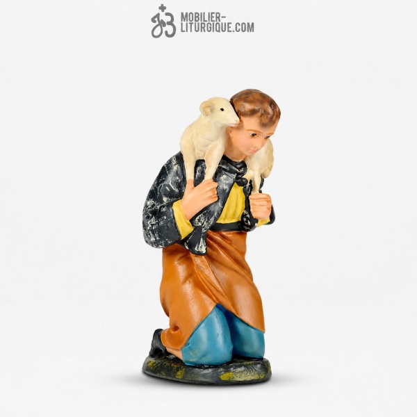 Personnage de cr�che : Berger agenouill� portant un agneau, en pl�tre color�