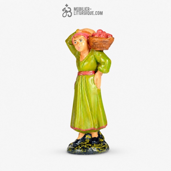 Personnage de cr�che : Fermi�re portant un panier, en pl�tre color�
