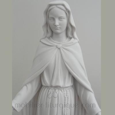 Statue de la Vierge aux roses