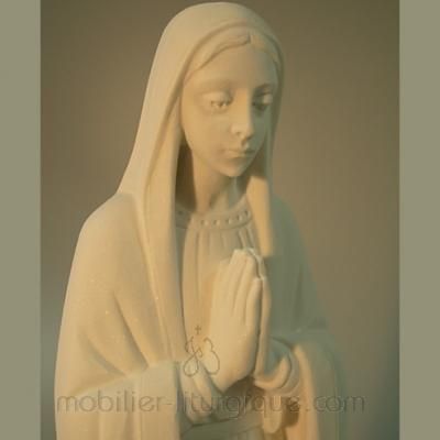 Statue de la Vierge en prière