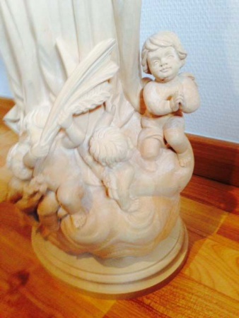 statue en bois de l'assomption de la vierge détail petits anges