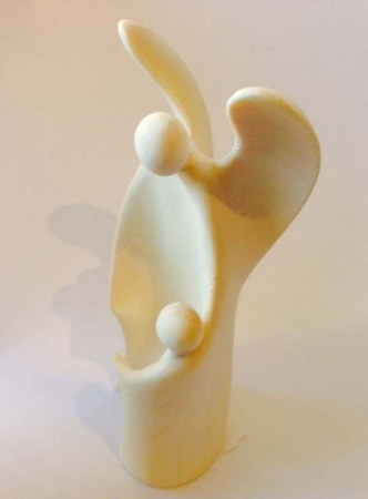 statuette ange gardien design en bois naturel vue de dessus