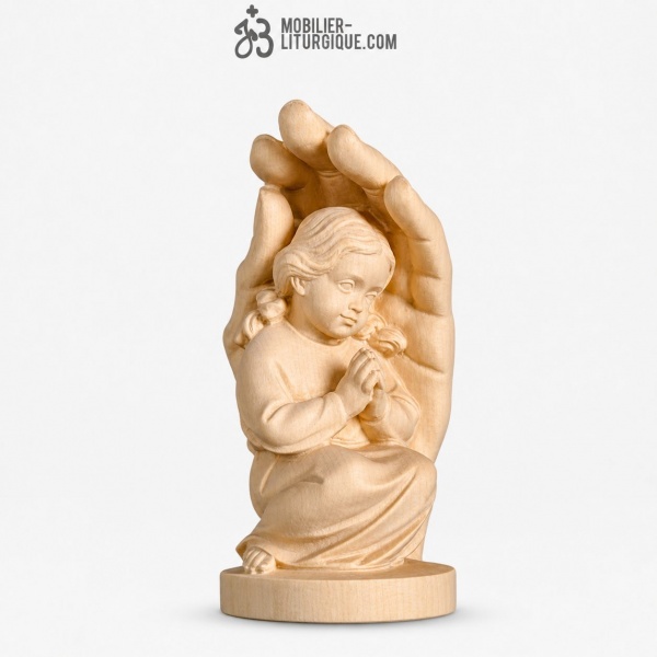 Statuette d\'enfant dans la main protectrice de Dieu en bois naturel