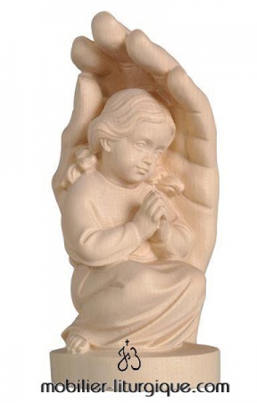 statuette petite fille dans main protectrice de dieu